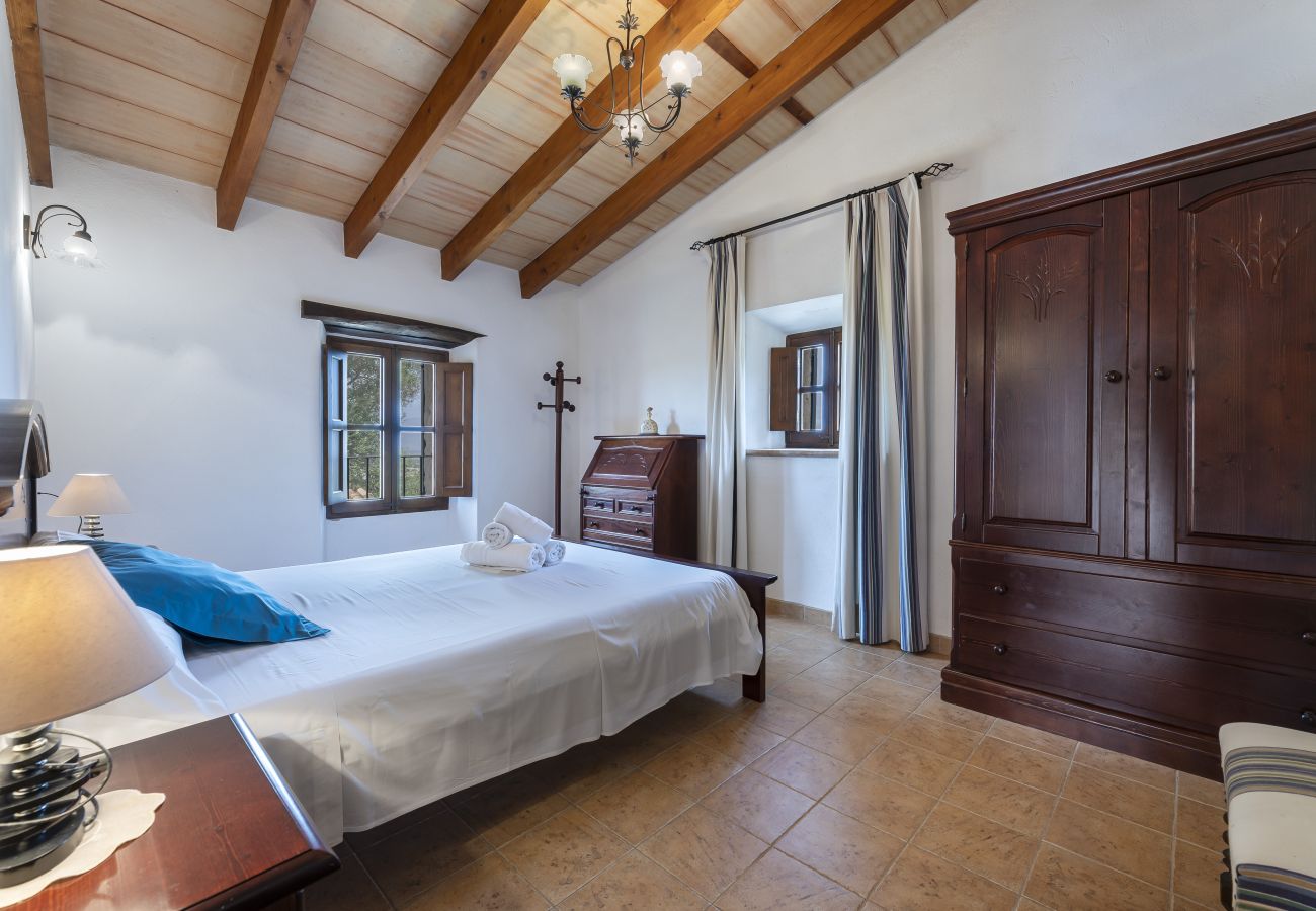 Villa em Llubi - Finca with pool and garden views