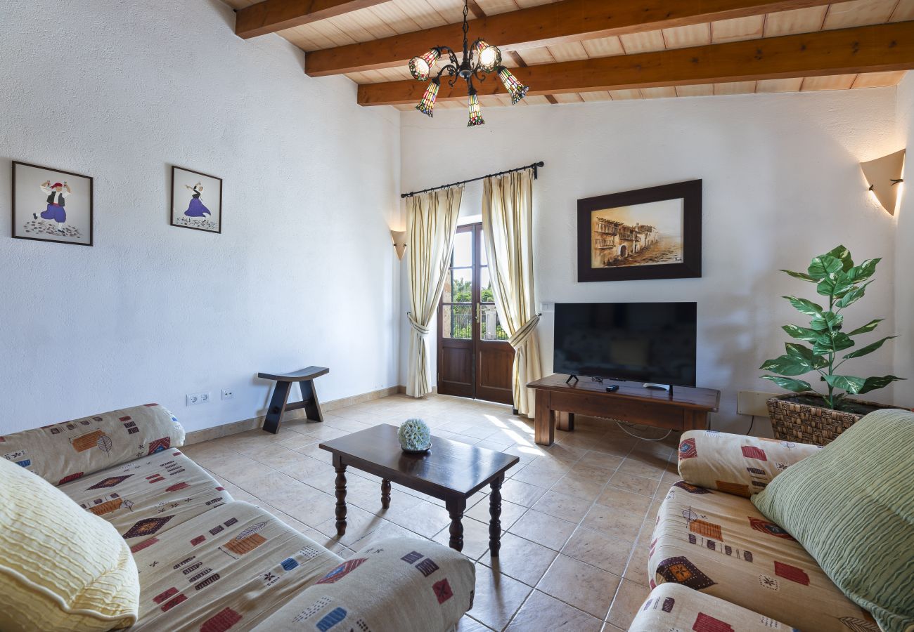 Villa em Llubi - Finca with pool and garden views