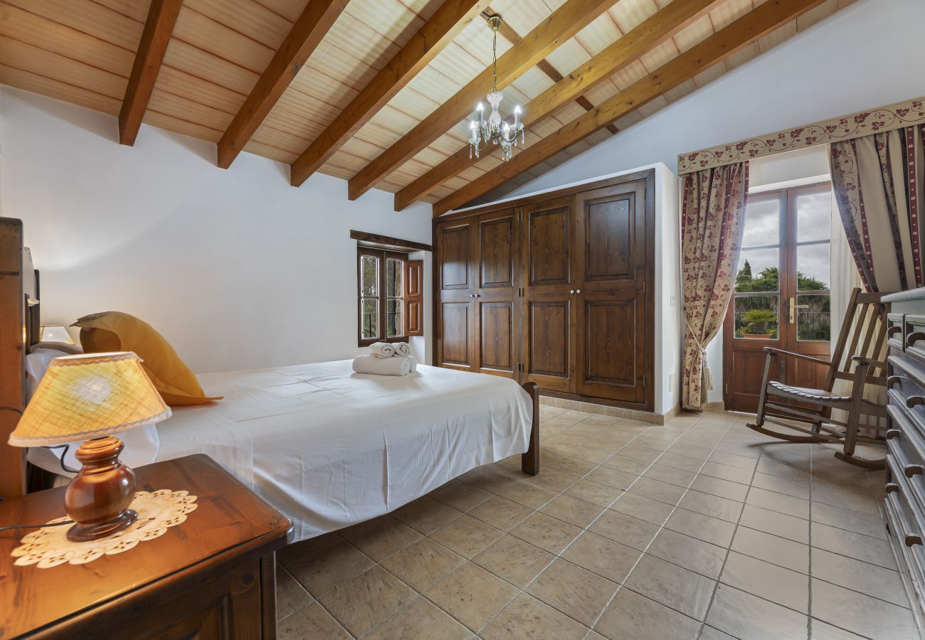 Villa em Llubi - Finca with pool and garden views
