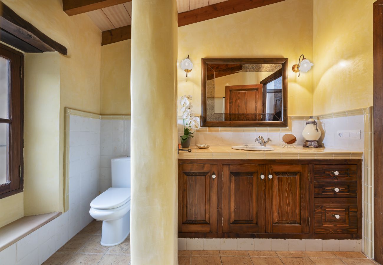 Villa em Llubi - Finca with pool and garden views