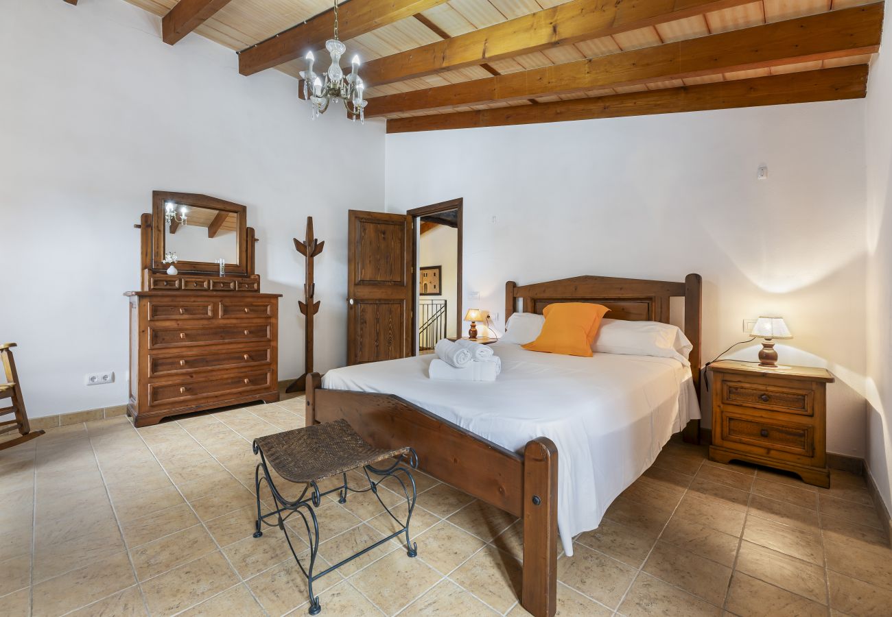 Villa em Llubi - Finca with pool and garden views