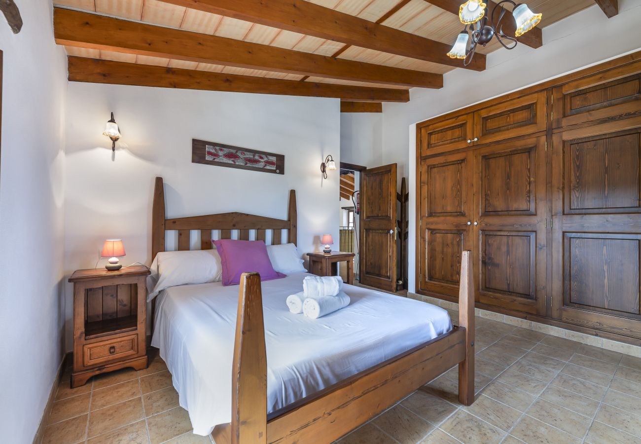 Villa em Llubi - Finca with pool and garden views