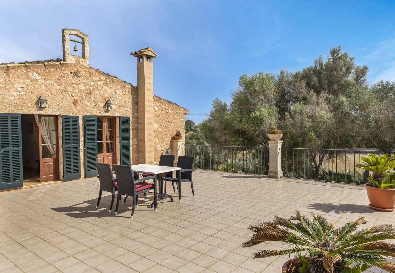 Villa em Llubi - Finca with pool and garden views
